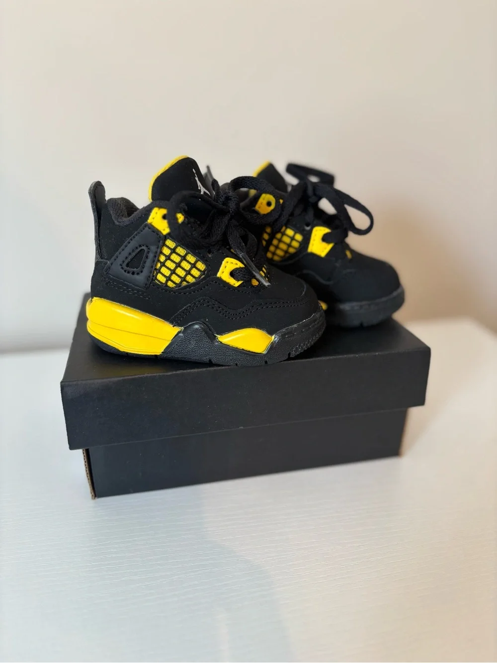 Air Jordan Toddler's Black/Yellow Retro Thunder 2023 Basketball 2C